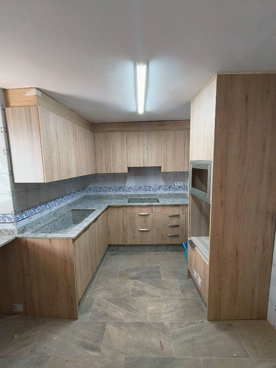 Cocina con armarios en marrón claro