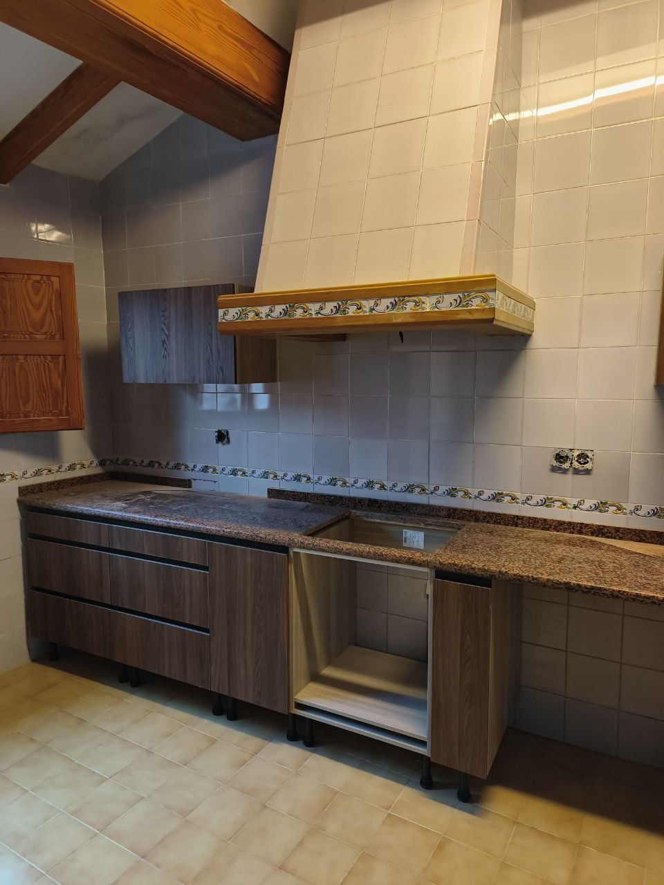 Cocina con acabados en marrón y blanco