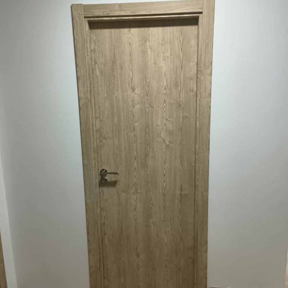 Puerta de paso de madera, con color claro