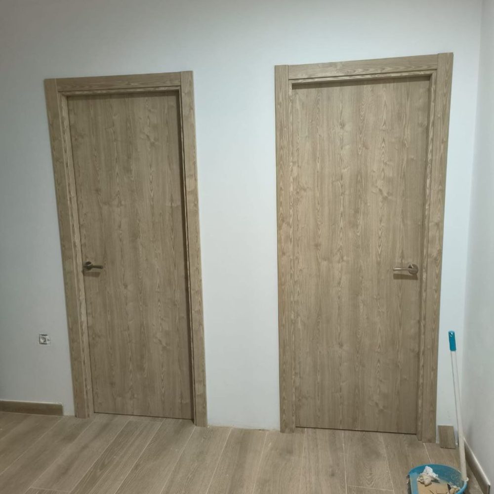 Dos puertas de madera acabado claro